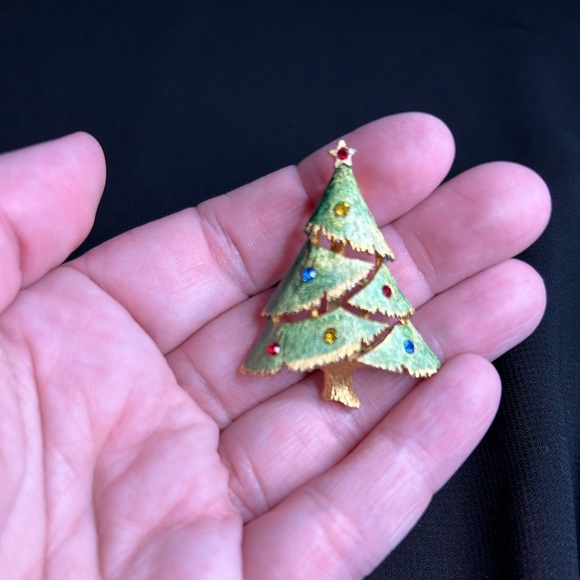 Vintage Jewelry - VTG Pretty Gold Tone Metal Christmas Tree brooch. Unbranded.